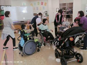 4���̍����N�T�ԁ�